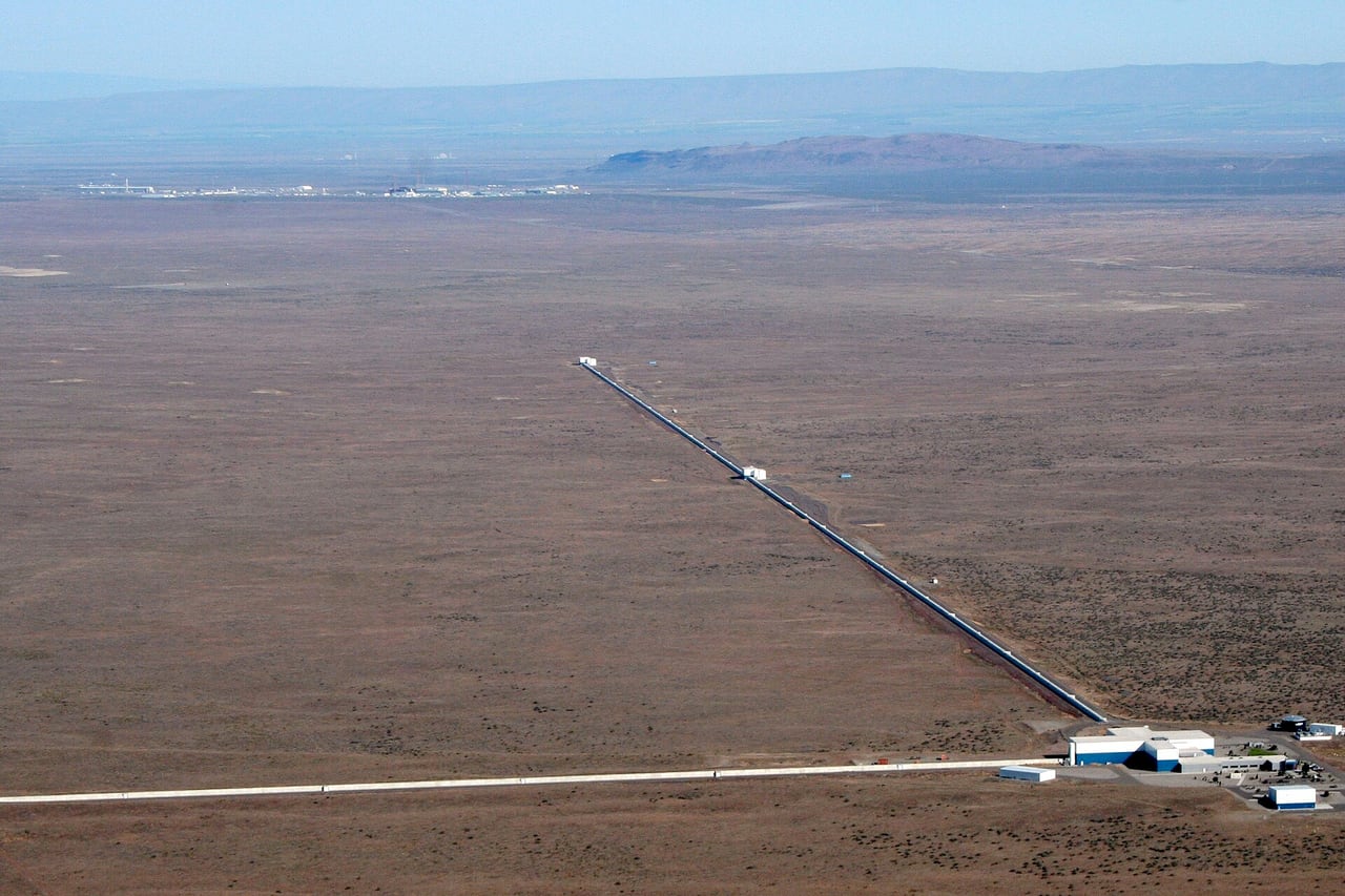 Aerial view of the LIGO Hanford Observatory: two four-kilometre arms meeting at a right angle in the desert.